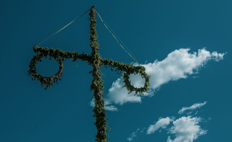 Från Midsommar till Ramadan: Integrationen av Mångkulturella Traditioner i Sverige